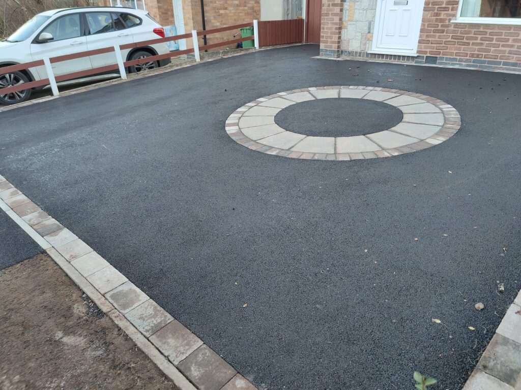 circle design in asphalt parking area